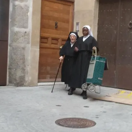 El Patio Del Convento * Toledo